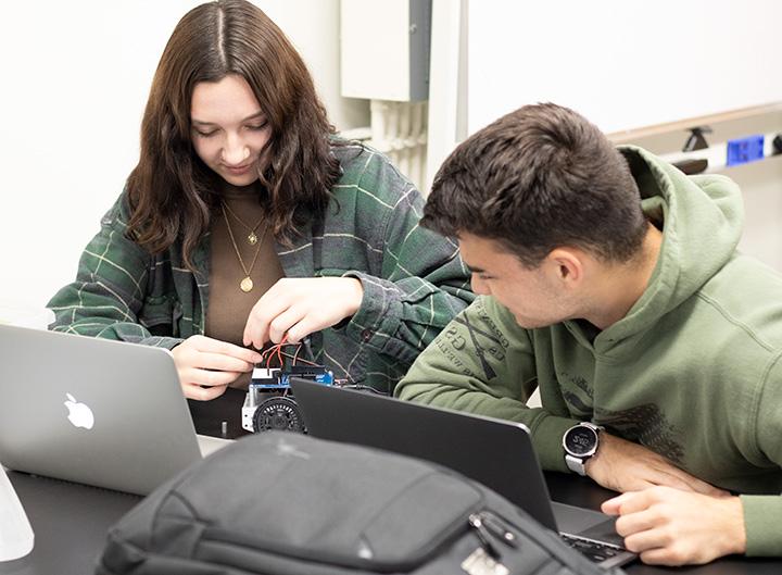 Male and female student in Makerspace for 机器人 course